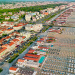 Ciclabile sul lungomare della Versilia con vista aerea di Marina di Pietrasanta