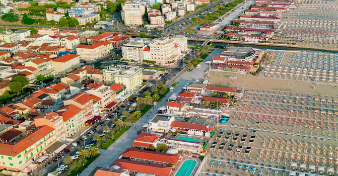 Ciclabile sul lungomare della Versilia con vista aerea di Marina di Pietrasanta