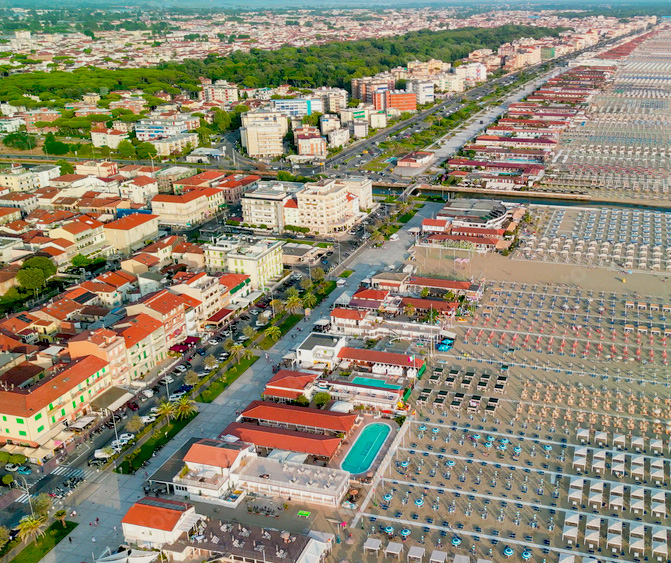 Ciclabile sul lungomare della Versilia con vista aerea di Marina di Pietrasanta