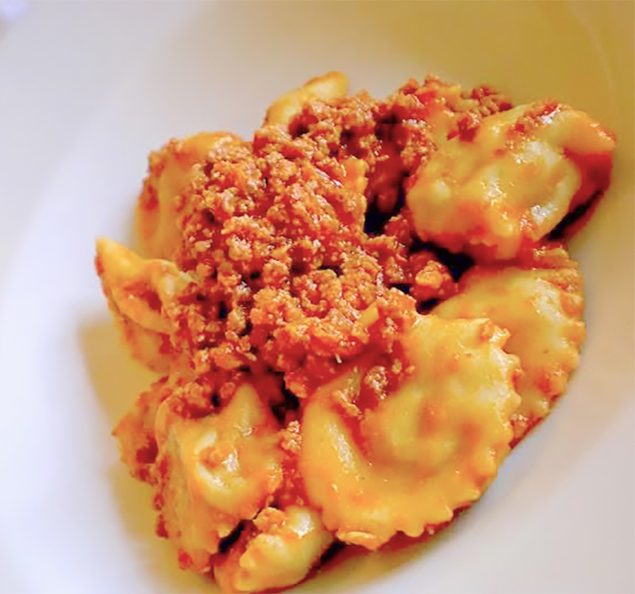 Tordelli versiliesi con ragù di carne, piatto della tradizione locale